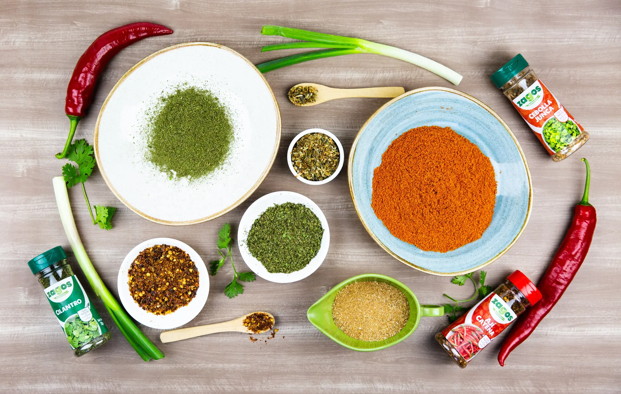 Bodegón de ingredientes deshidratados ZAGOS: ajíes, cilantro y cebolla junca
