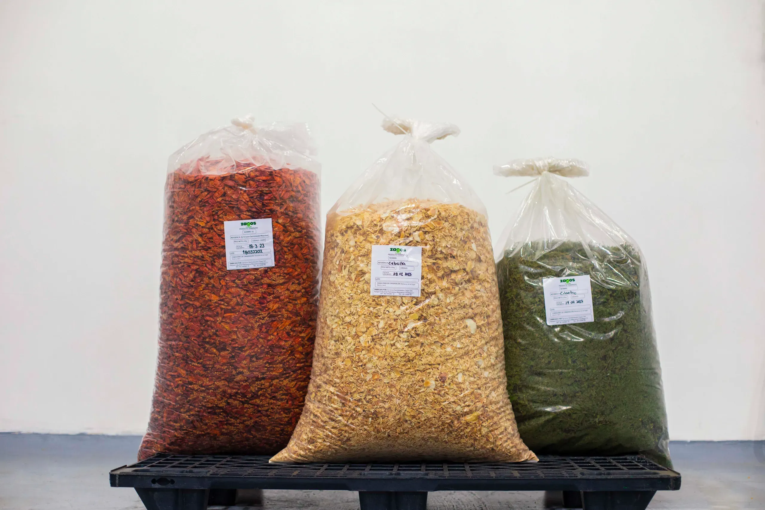 Ají, cebolla y cilantro deshidratados en empaque a granel